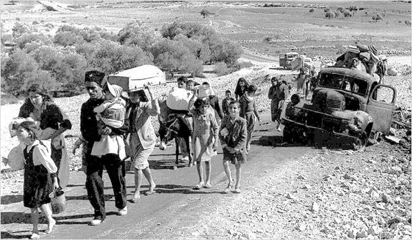 فلسطينيون نازحون  في طريقهم إلى الحدود اللبنانية أثناء النكبة